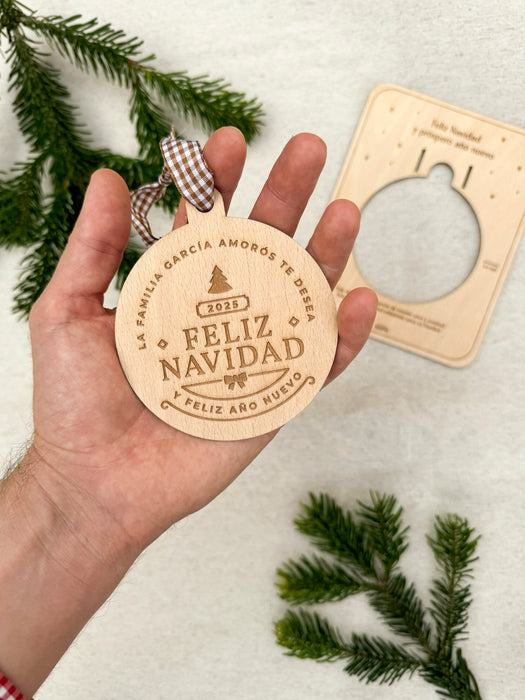 Postal con bola de Navidad de madera para regalar