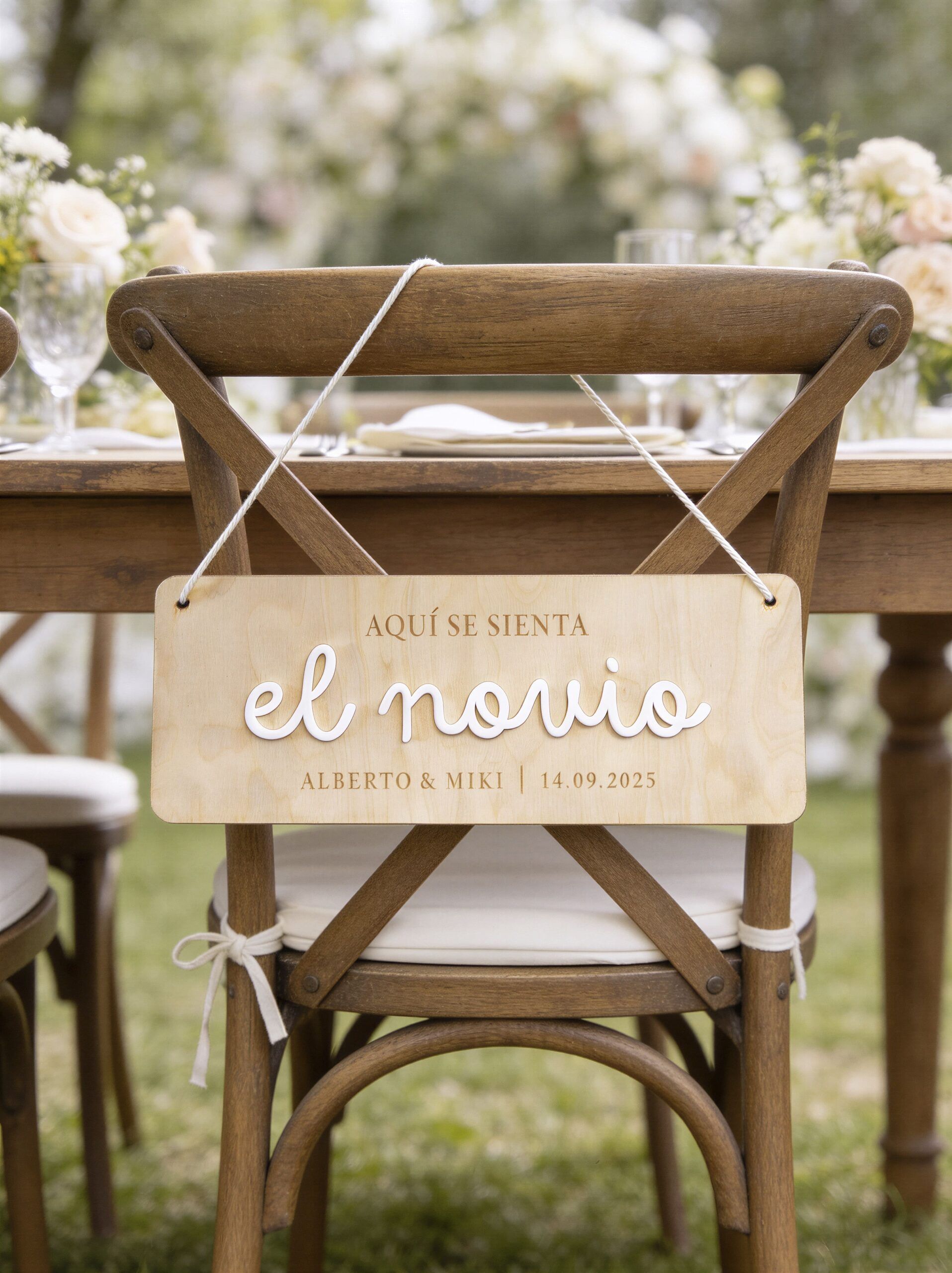 Cartel para silla novios boda personalizado en madera de haya colgado en silla de ceremonia exterior decorada con flores blancas