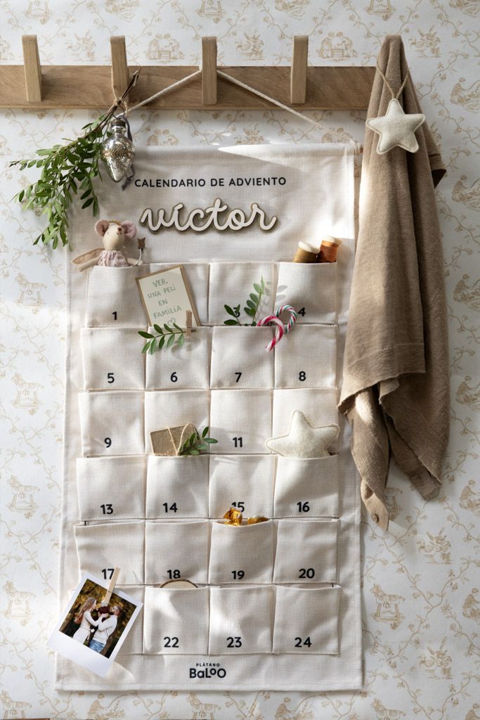 Calendario de adviento personalizado de tela con nombre en madera, 24 bolsillos