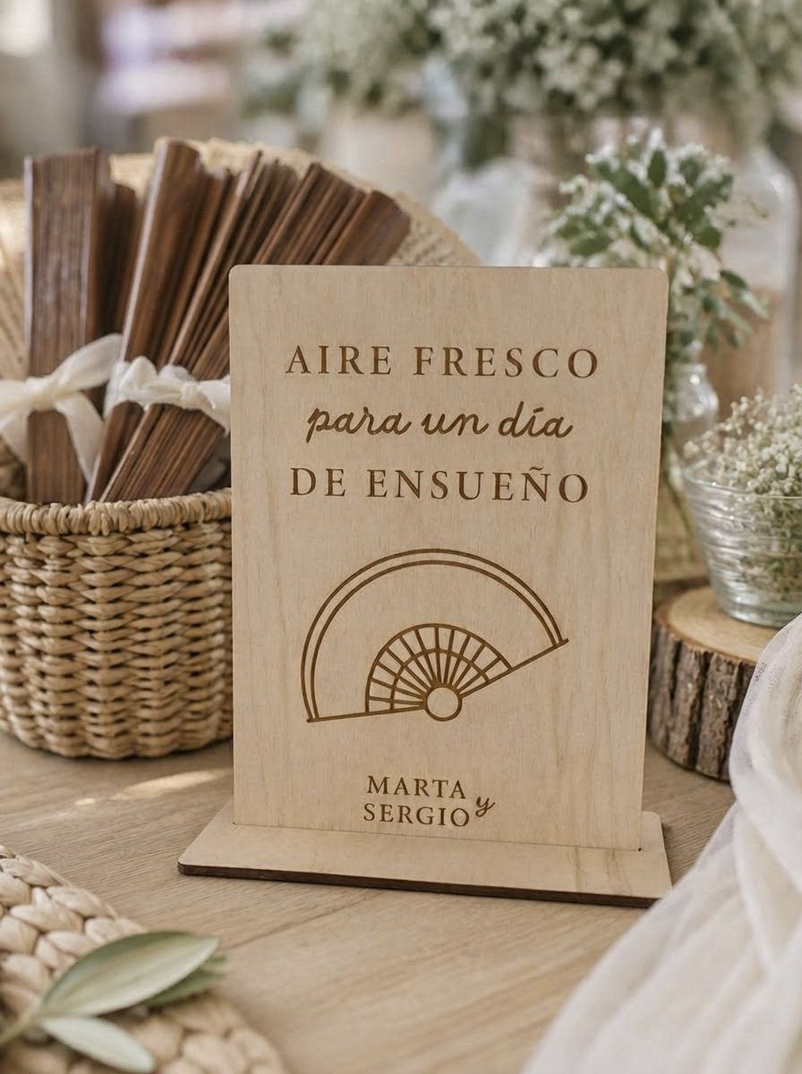 Cartel personalizado para rincón de abanicos de boda en madera con nombres grabados a láser