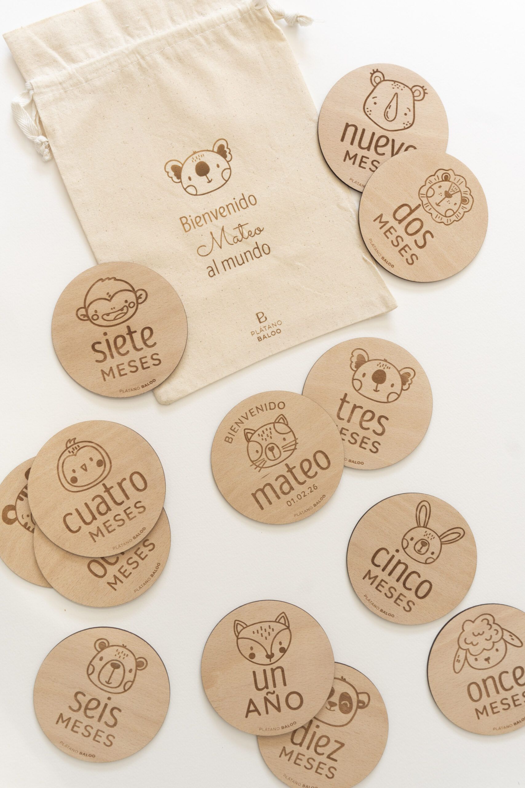 cumplemes de madera personalizados con bolsa de bienvenida para bebé