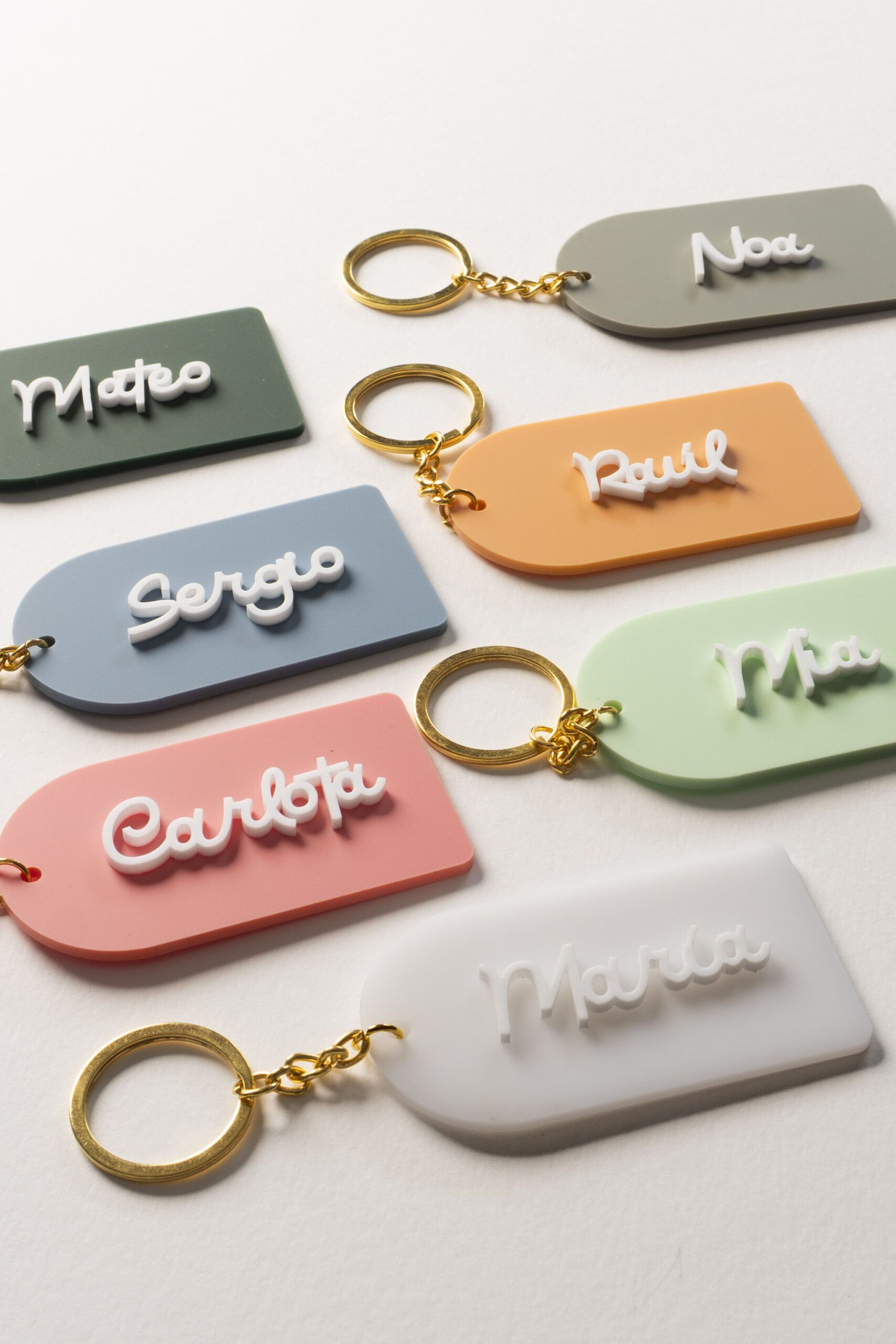Llaveros personalizados con nombre en varios colores y cadena dorada
