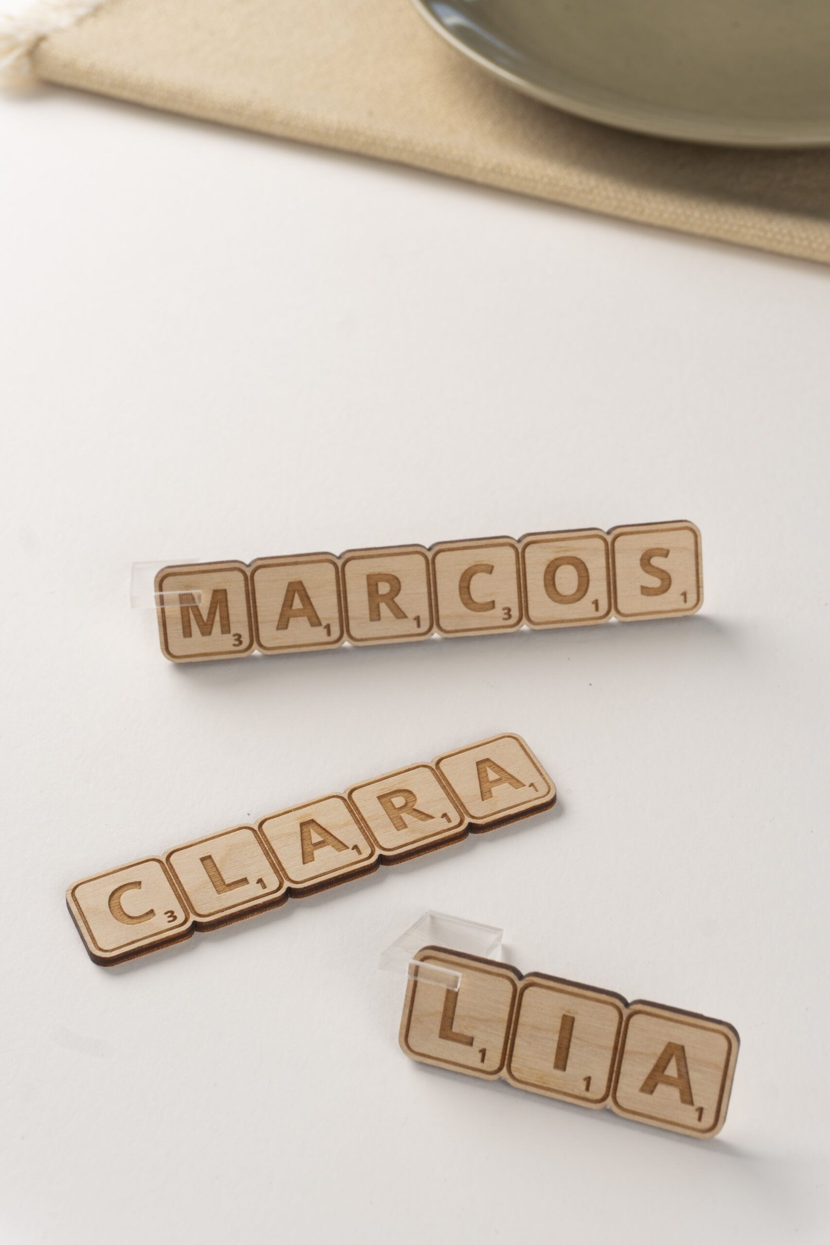 Marcasitios scrabble de madera con nombres para mesa de invitados