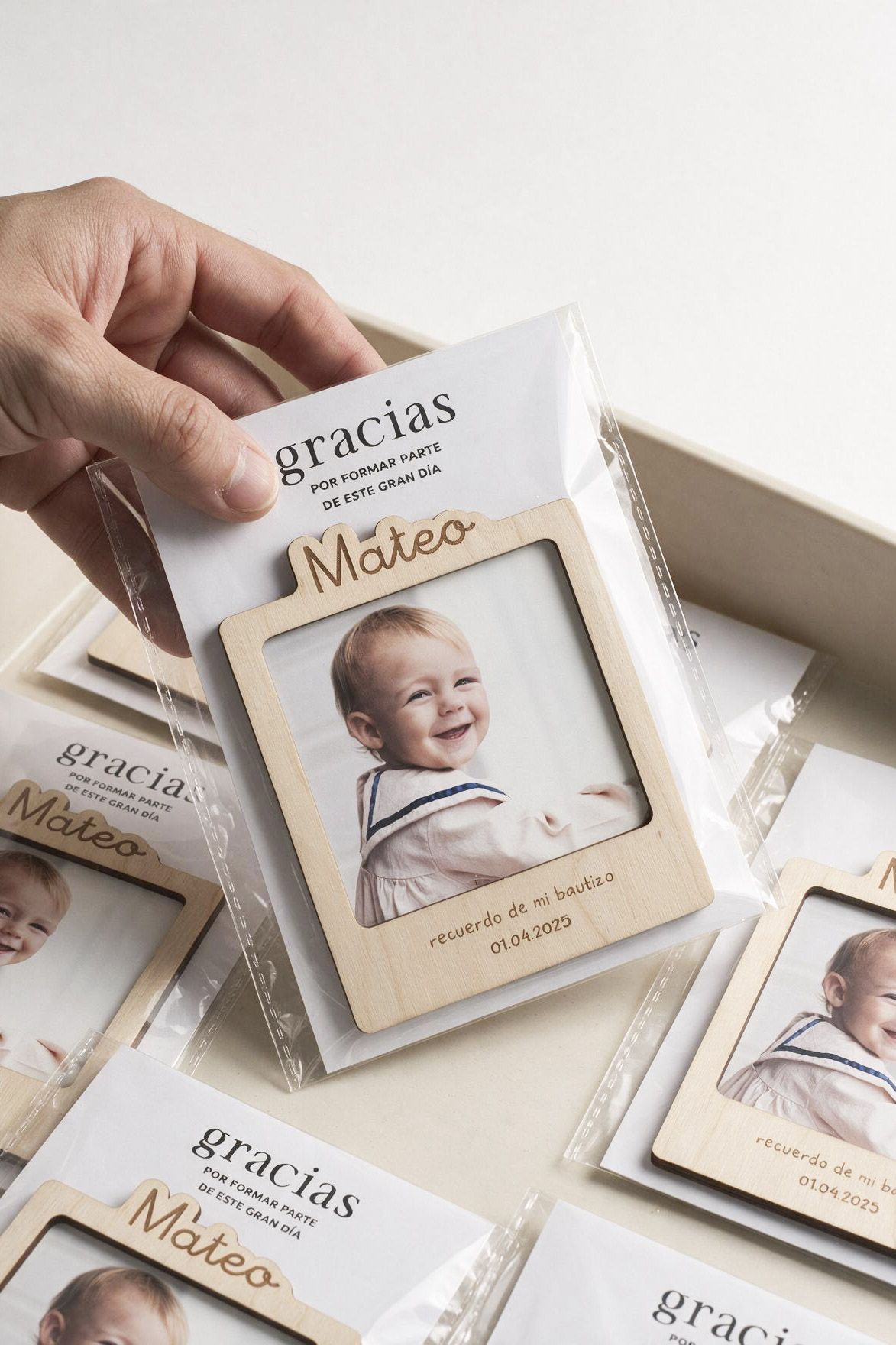 portafotos de madera personalizado para bautizo con tarjeta de agradecimiento